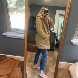 Super cute mid length teddy jacket in this beautiful camel/tan color. Size small